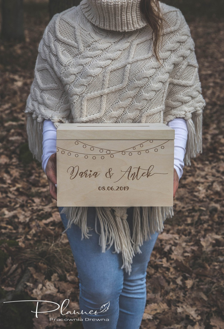 Drewniana grawerowana skrzynka na koperty lampki