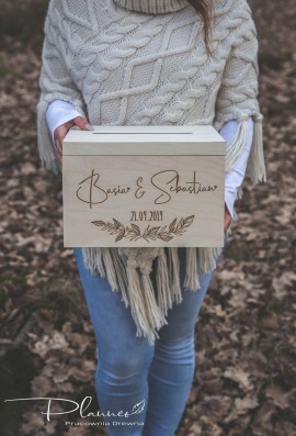 Drewniana grawerowana skrzynka na koperty