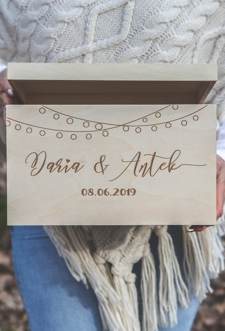 Drewniana grawerowana skrzynka na koperty