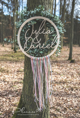 Drewniana obręcz imiona Pary Młodej ze wstążkami