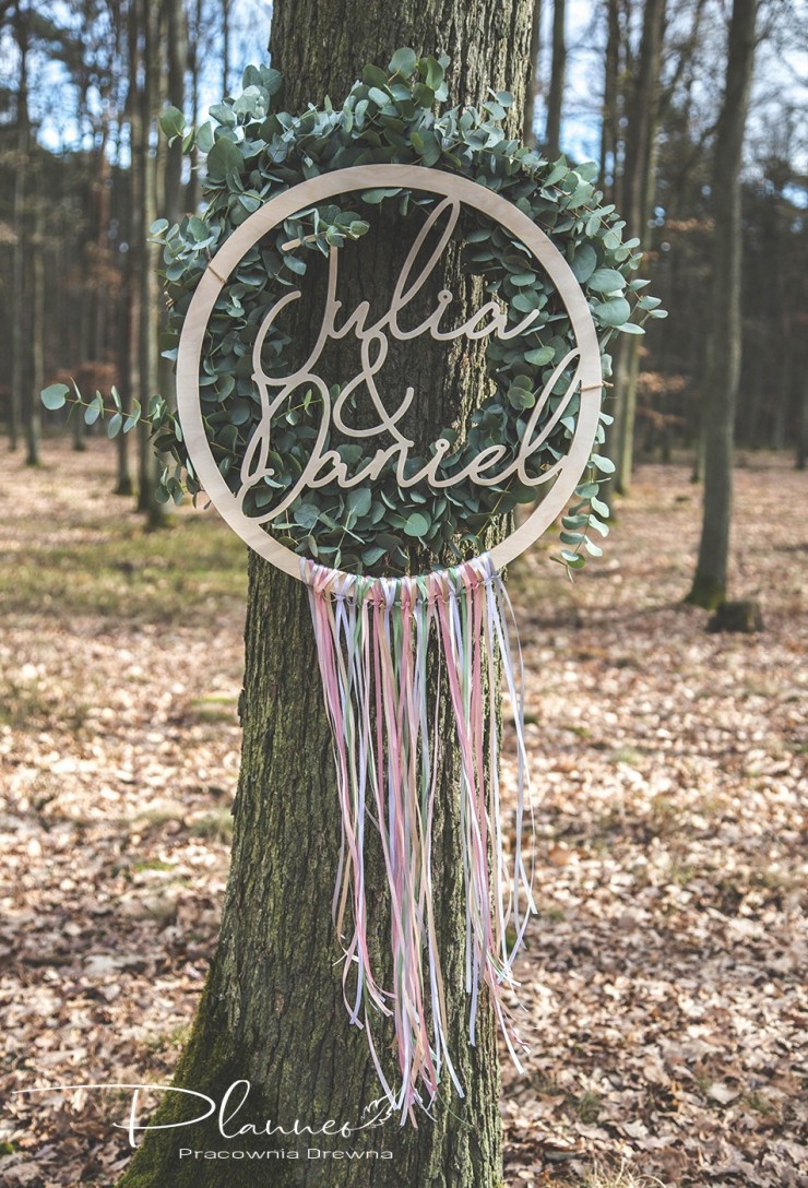 Drewniana obręcz imiona Pary Młodej ze wstążkami