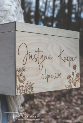 Drewniana grawerowana skrzynka na koperty