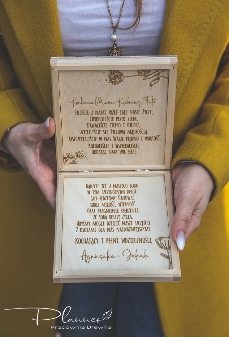 Drewniane grawerowane pudełko prośba o błogosławieństwo kwiaty