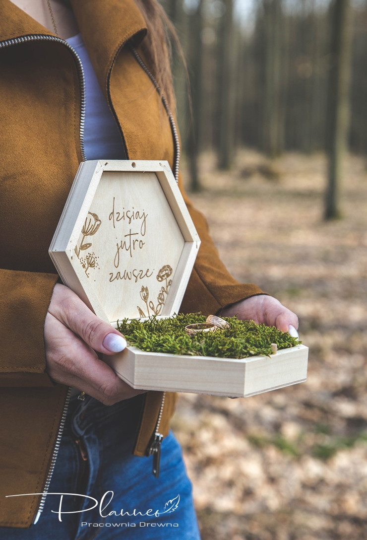 Drewniane grawerowane pudełko na obrączki