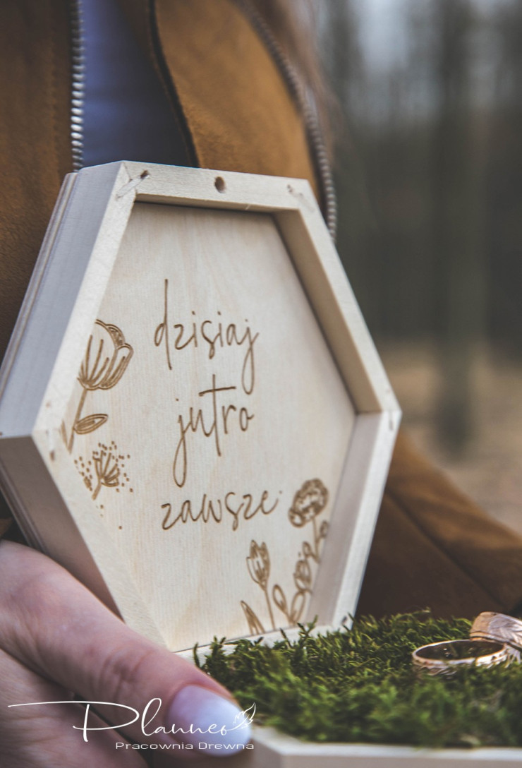 Drewniane grawerowane pudełko na obrączki sześcian