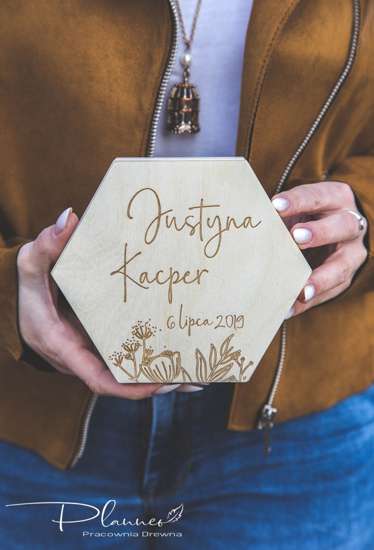 Drewniane pudełko na obrączki sześcian