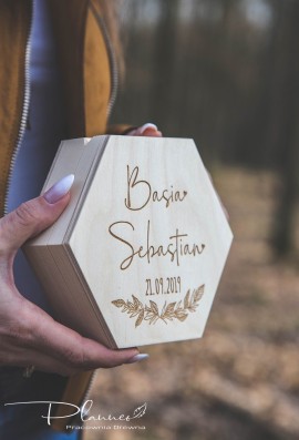 Drewniane grawerowane pudełko na obrączki