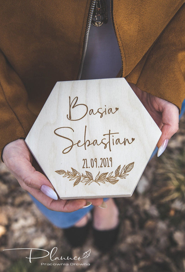 Drewniane grawerowane pudełko na obrączki sześcian