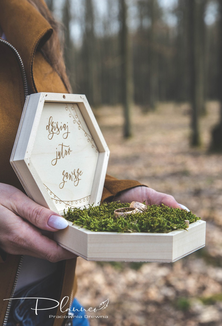 Grawerowane pudełko na obrączki lampki