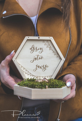 Drewniane grawerowane pudełko na obrączki