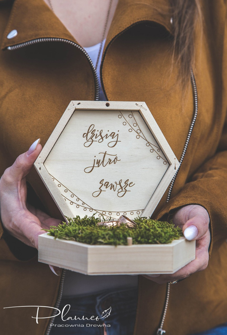 Drewniane grawerowane pudełko na obrączki
