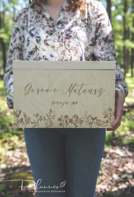 Drewniana grawerowana skrzynka na koperty