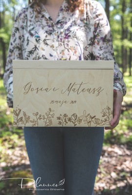 Drewniana grawerowana skrzynka na koperty