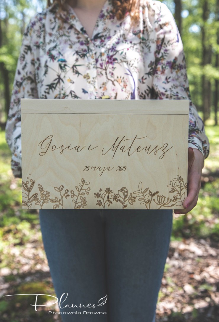 Drewniana grawerowana skrzynka na koperty