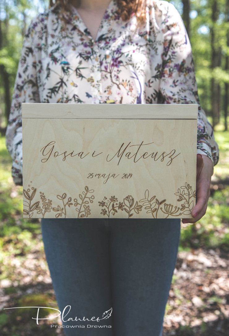 Drewniana grawerowana skrzynka na koperty