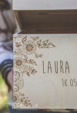 Drewniana grawerowana skrzynka na koperty folklor