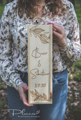 Drewniana grawerowana skrzynka na wino