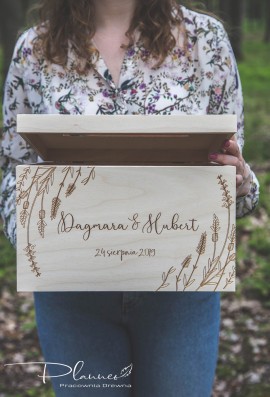 Drewniana grawerowana skrzynka na koperty lawenda