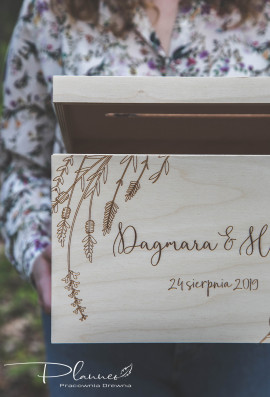 Drewniana grawerowana skrzynka na koperty