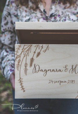 Drewniana grawerowana skrzynka na koperty