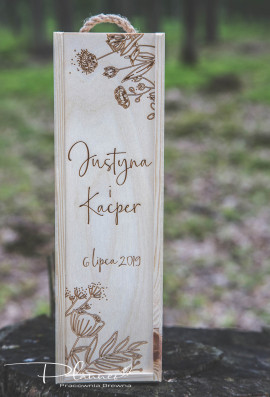 Drewniana grawerowana skrzynka na wino