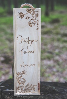 Drewniana grawerowana skrzynka na wino