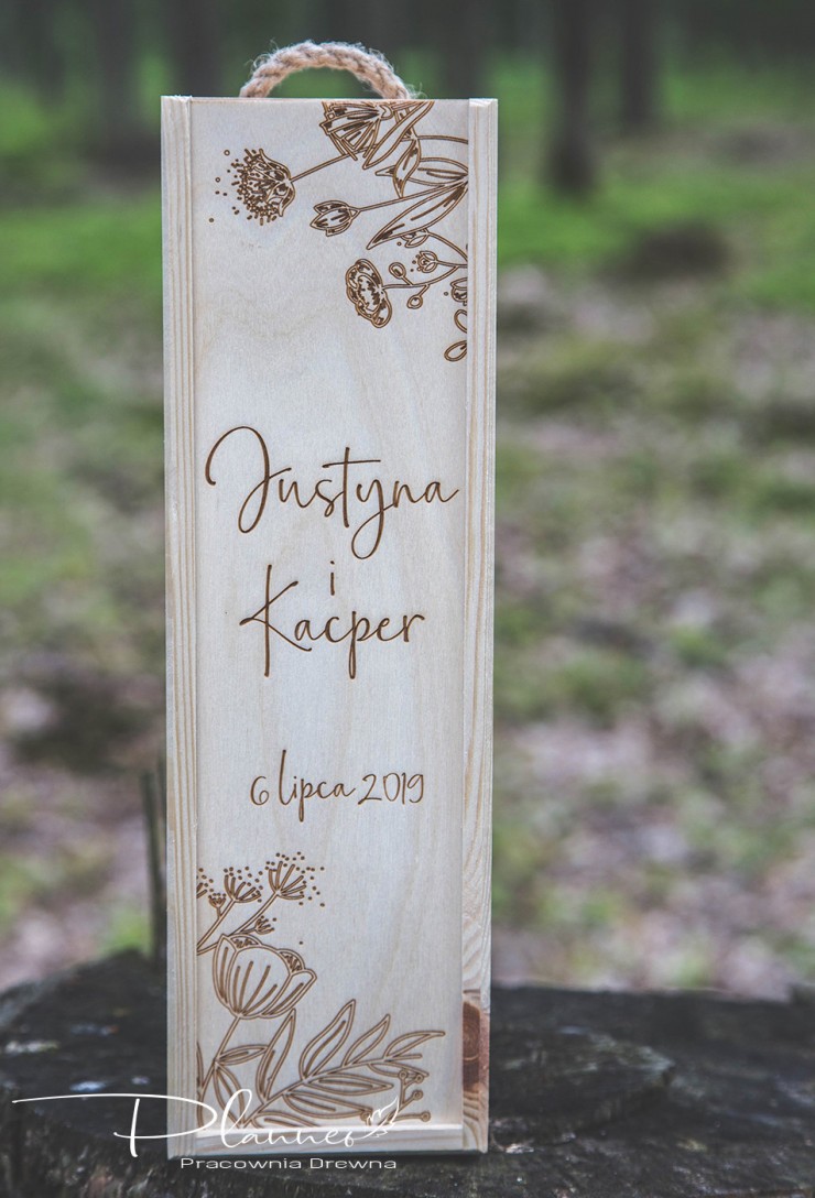 Drewniana grawerowana skrzynka na wino