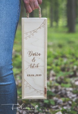 Drewniana grawerowana skrzynka na wino