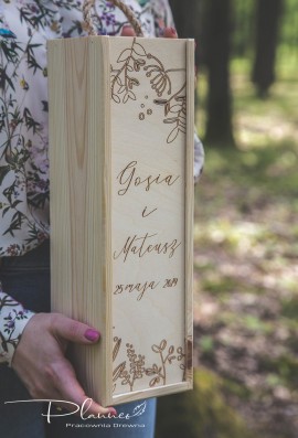 Drewniana grawerowana skrzynka na wino