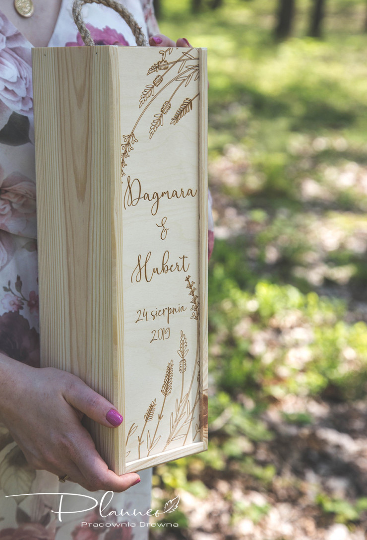 Drewniana grawerowana skrzynka na wino lawenda