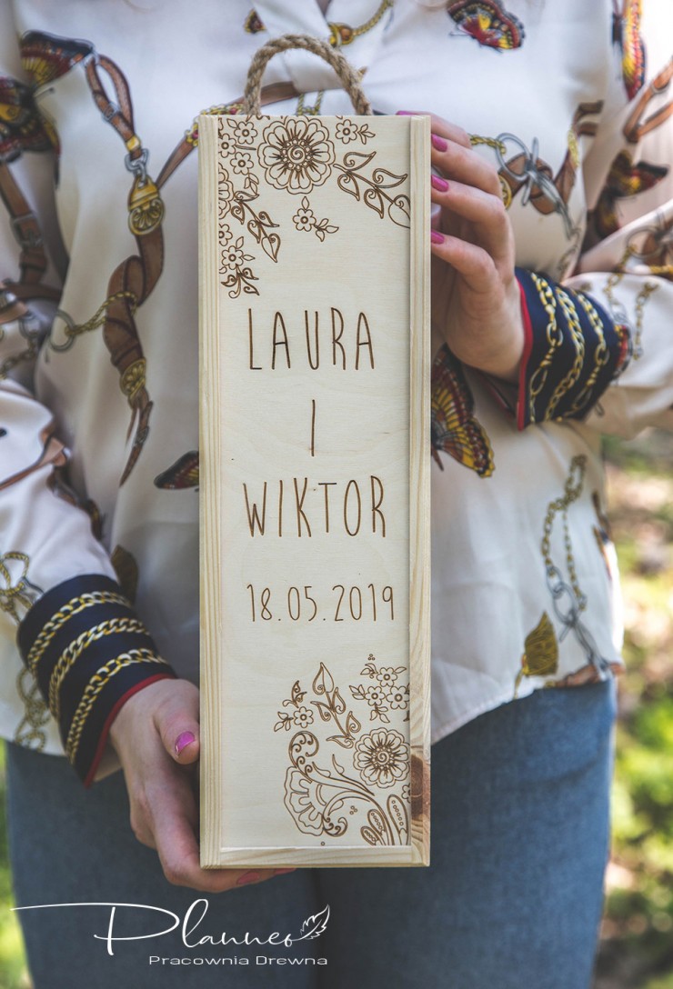 Drewniana grawerowana skrzynka na wino