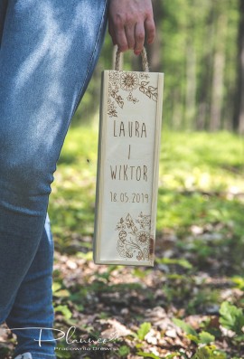 Drewniana grawerowana skrzynka na wino folklor