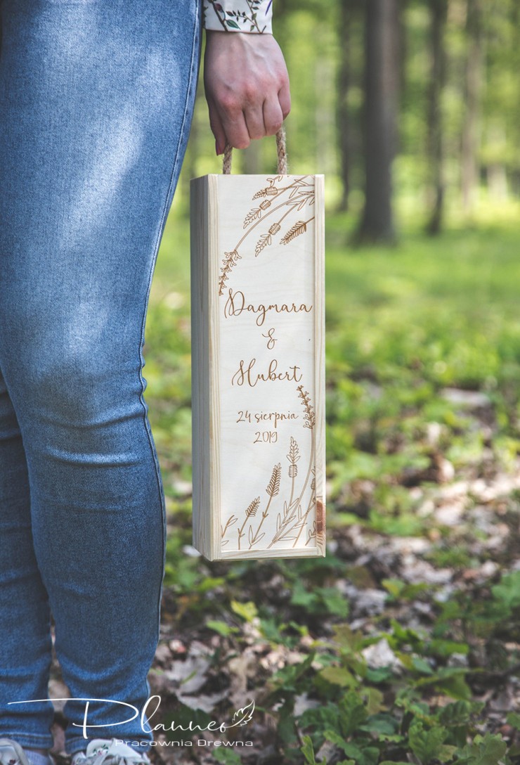 Drewniana grawerowana skrzynka na wino