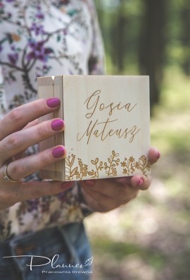 Drewniane grawerowane pudełko na obrączki natura