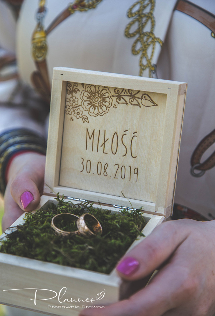 Drewniane grawerowane pudełko na obrączki folklor