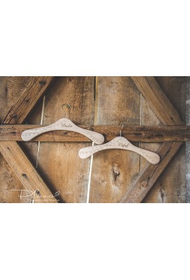 Drewniane wieszaki grawerowane