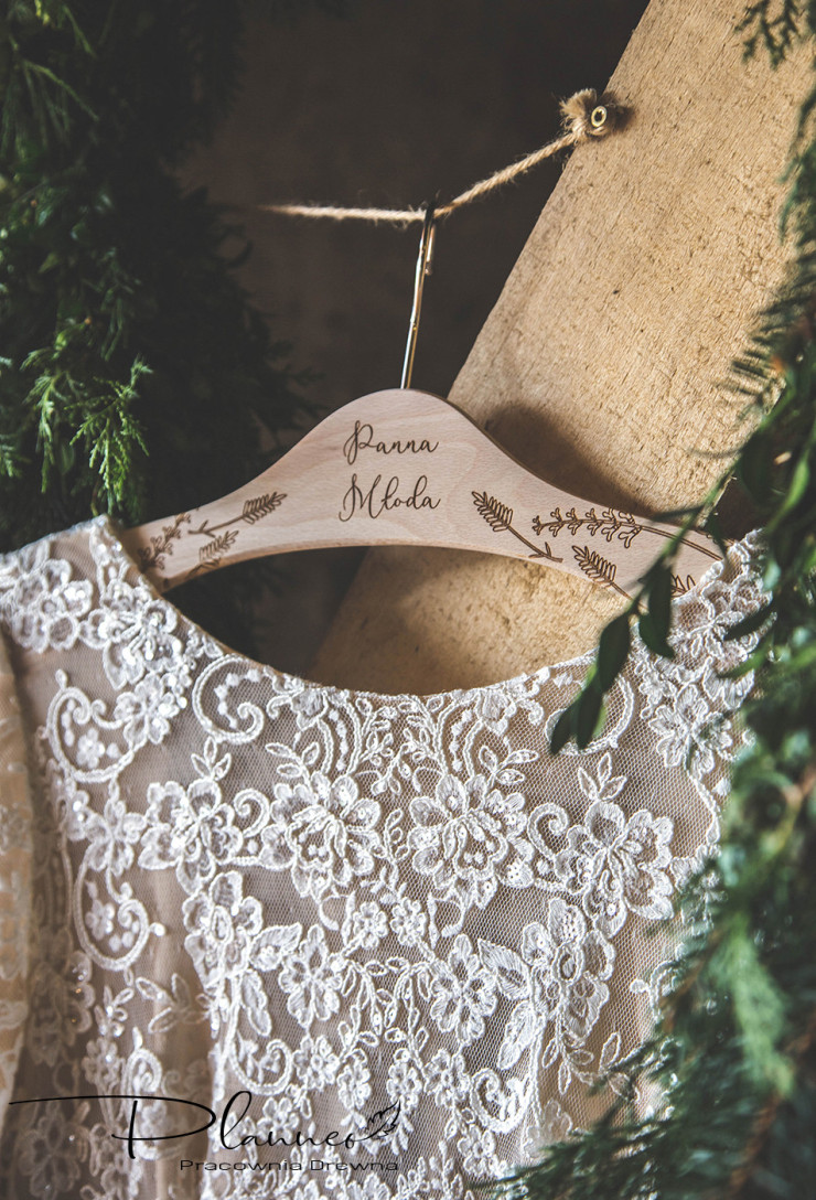 Drewniany wieszak grawerowany