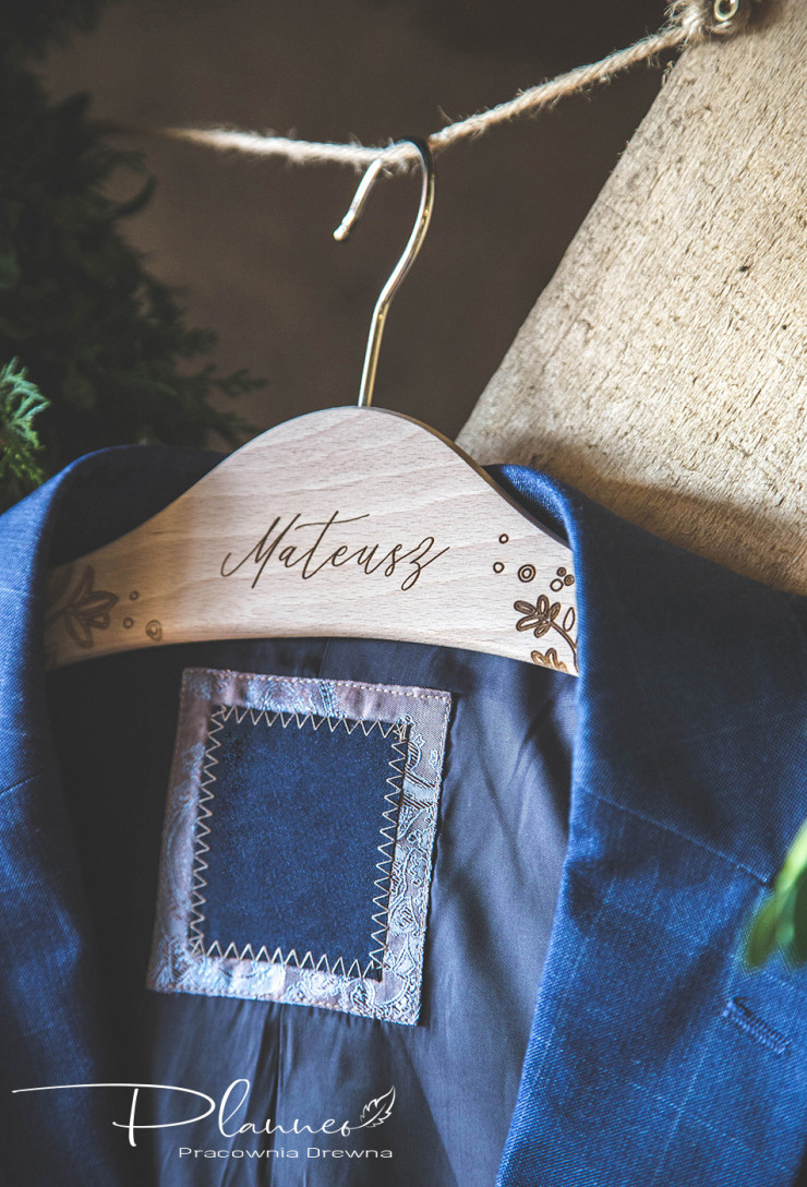 Grawerowane wieszaki