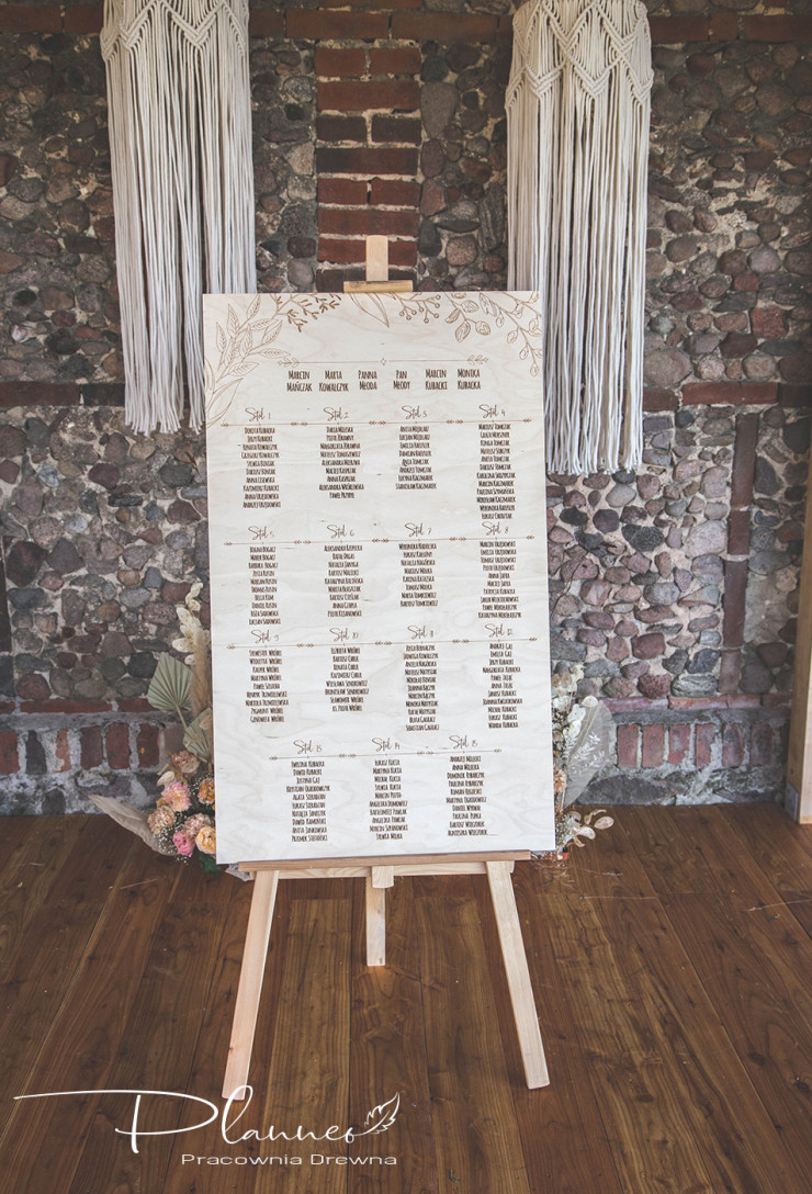 Drewniane rozmieszczenie gości