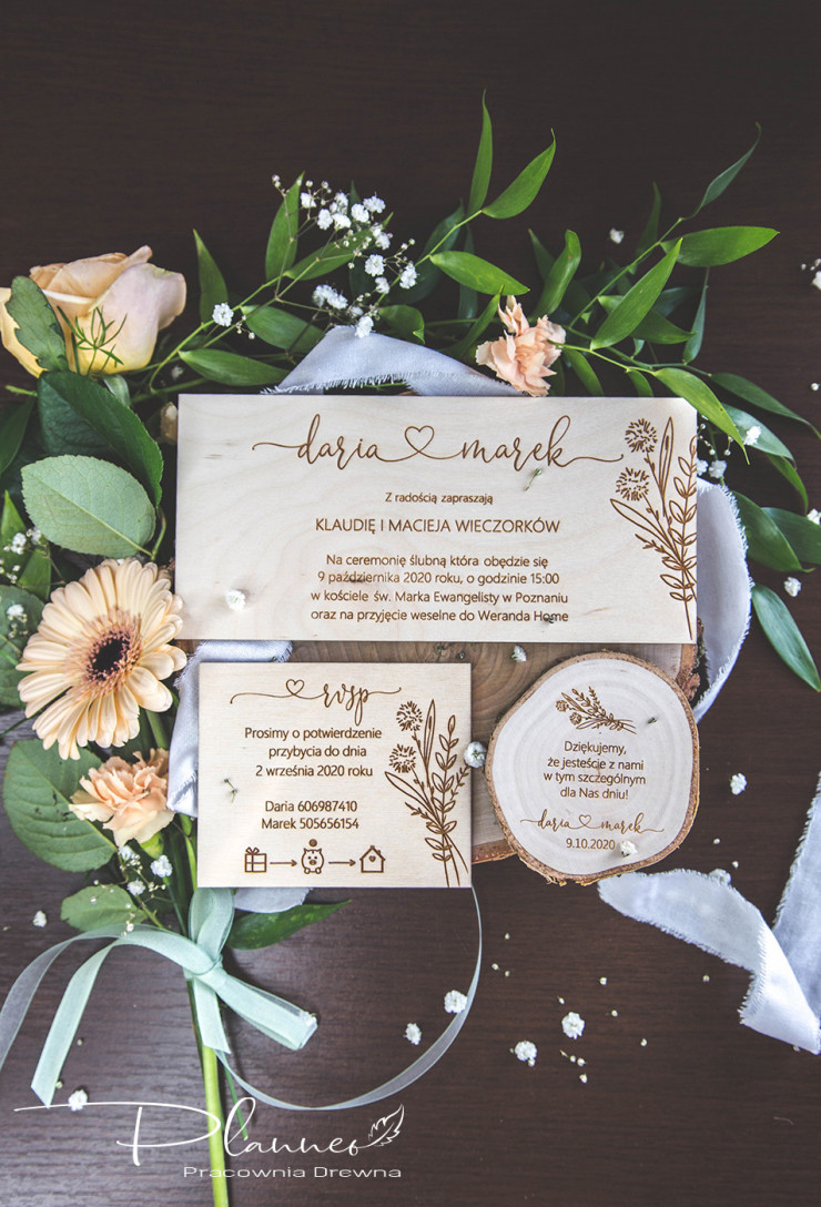 Drewniane grawerowane zaproszenia ślubne wiązanka