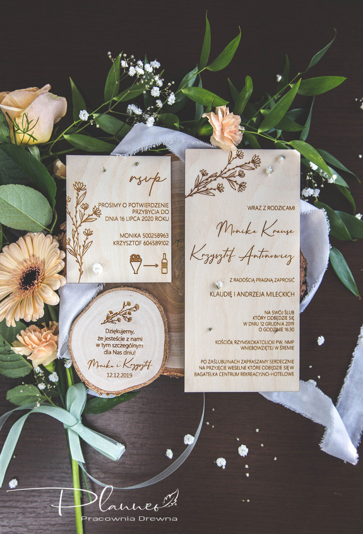 Drewniane grawerowane zaproszenia ślubne kwiaty