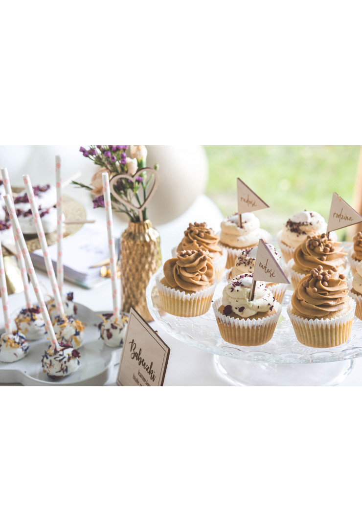 Dekoracja drewniana na słodki stół