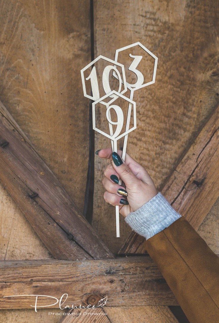 Drewniane cyferki na wesele