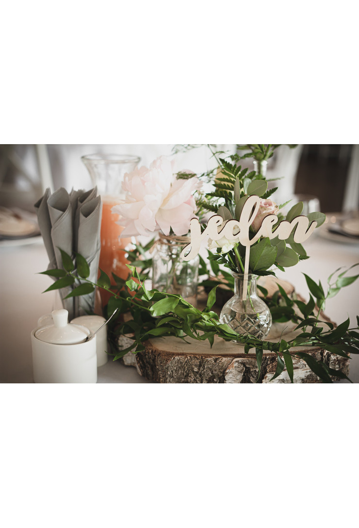 Drewniane cyferki pisane na wesele