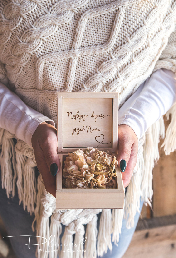 Drewniane grawerowane pudełko na obrączki