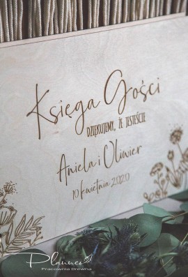 Drewniana grawerowana Księga Gości kwiaty