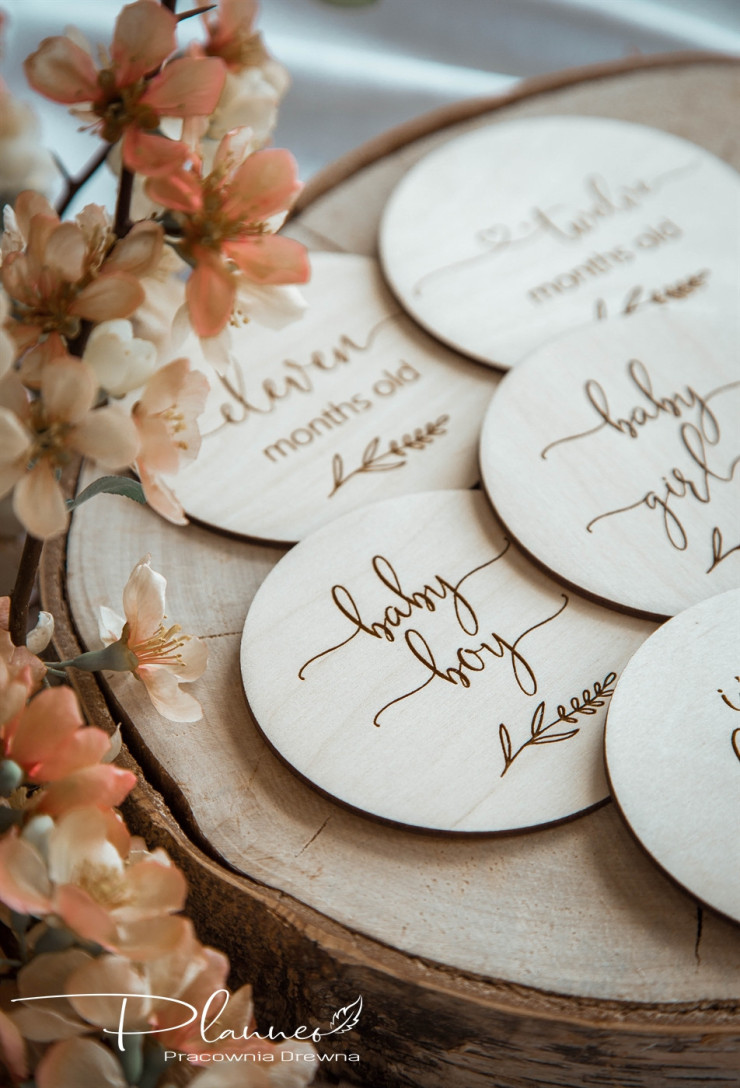 Tabliczki z miesiącami po angielsku