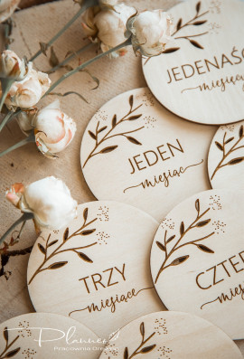 Tabliczki z miesiącami liście