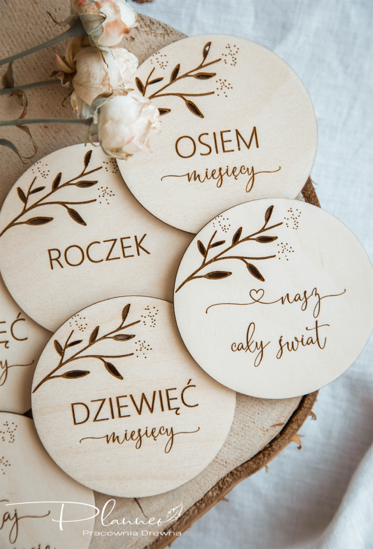Tabliczki z miesiącami liście