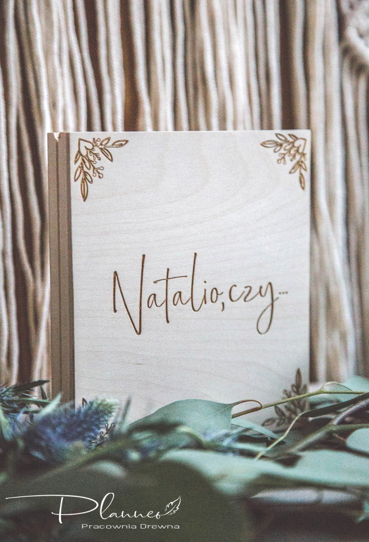 Grawerowana szkatułka prośbą o świadkowanie